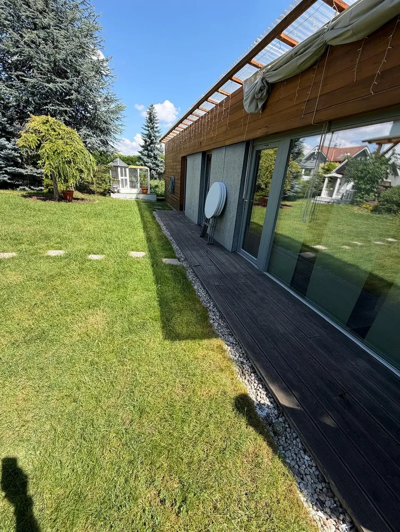 Terasa ze sibiřského modřínu se skrytým kotvením — fotografie 1
